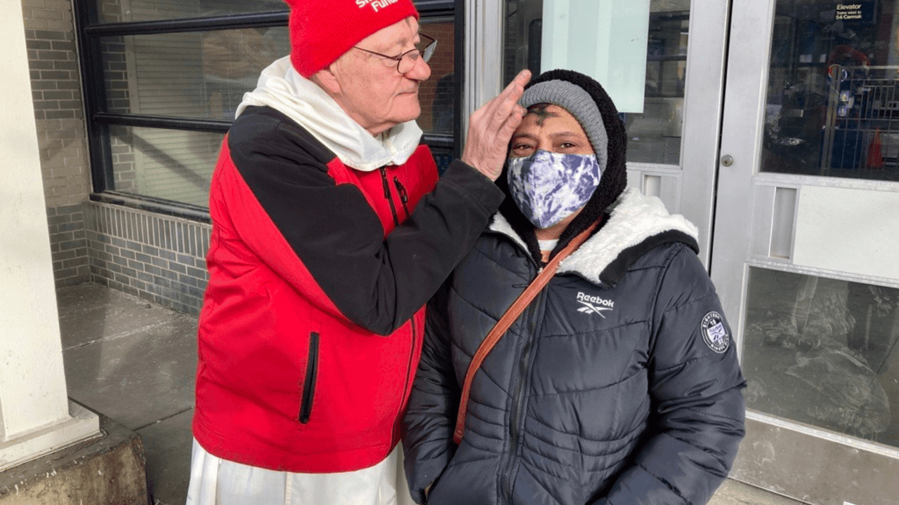 En muchos países, la Ceniza se impone después de los carnavales, que se celebran para dar rienda suelta a los placeres de la vida antes de entrar al periodo de reflexión y ayuno físico y espiitual.