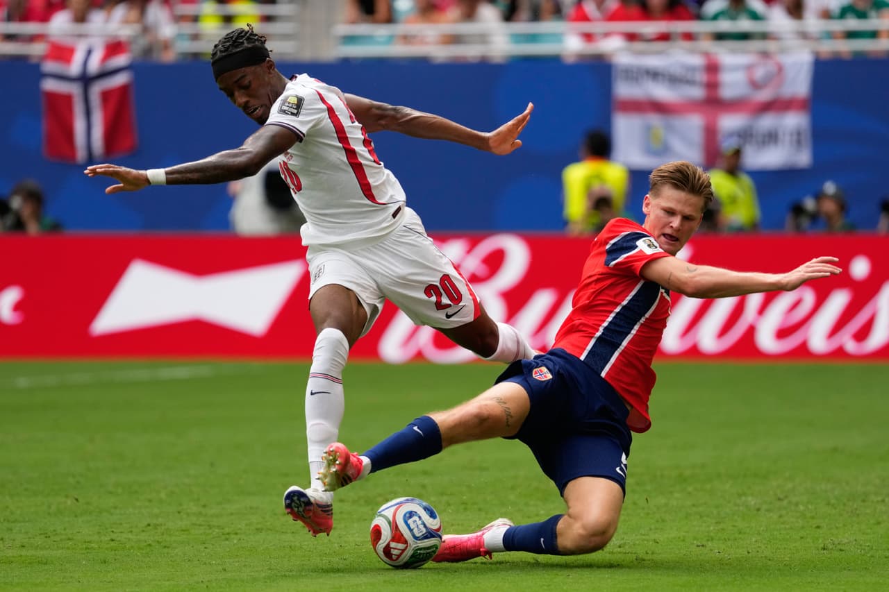 Noni Madueke (20) de Inglaterra y David Moeller Wolfe de Noruega disputan el balón durante el partido de cuartos de final de la Copa Mundial de Fútbol entre Noruega e Inglaterra en Miami Gardens, Florida, el sábado 11 de julio de 2026.