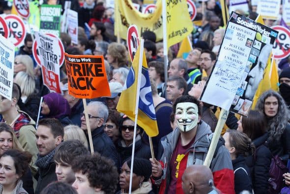 Hasta 2010 los hombres mayores a 65 años, y las mujeres mayores a los 60 años tenían el derecho a una pensión del Estado británico, pero ahora se planea aumentar hasta los 67 años y que tanto hombres como mujeres se jubilen a la misma edad.