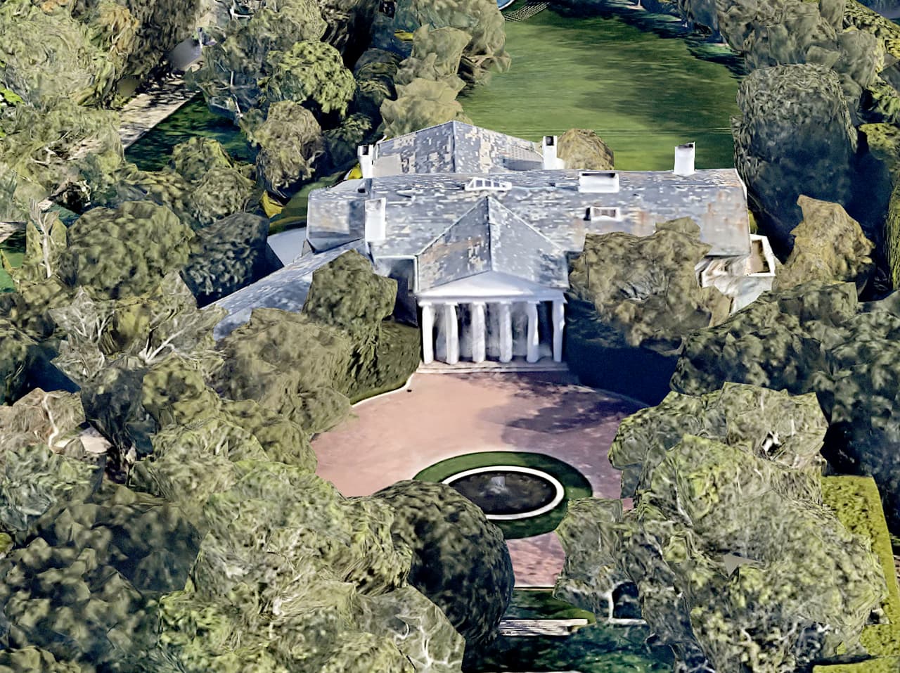 <b>Puesto 2. Mansión Warner Estates, en Los Ángeles, California: 165 millones de dólares. </b>Jeff Bezos,
<a href="https://www.univision.com/noticias/dinero/estos-son-los-10-mayores-multimillonarios-del-mundo-y-el-primero-es-tambien-el-hombre-mas-rico-de-la-historia-fotos-fotos">el hombre más rico en la historia de la humanidad</a>, compró la propiedad más cara que se haya vendido alguna vez en Los Ángeles, California. El CEO de Amazon desembolsó en febrero de 2020 unos 165 millones de dólares por la mansión Warner Estates, una villa diseñada en 1930 como residencia del primer presidente de los estudios Warner Bros. Entre otras lujos, esta casa cuenta con su propio campo de golf de nueve hoyos.