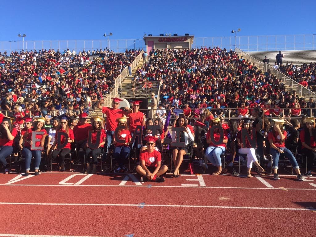 La talentosa y carismática periodista de Univisión, Satcha Pretto, visitó Phoenix para apoyar la campaña multimedia #QuieroAprender de Univisión y el XQ Institute, la cual cuyo propósito es animar a los estudiantes hispanos y a sus familias a exigir educación de excelencia en las escuelas, que prepare a los jóvenes para un futuro de éxito. Durante su visita a Phoenix, Pretto visitó los estudios de Univisión Arizona donde compartió con el equipo de noticias local, incluyendo la presentadora de noticia Heidi Renpenning.