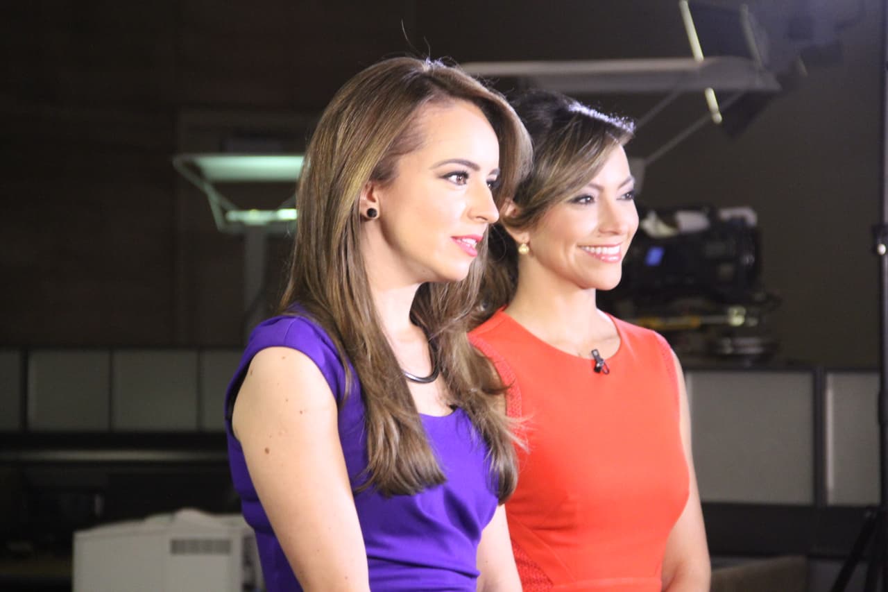 La talentosa y carismática periodista de Univisión, Satcha Pretto, visitó Phoenix para apoyar la campaña multimedia #QuieroAprender de Univisión y el XQ Institute, la cual cuyo propósito es animar a los estudiantes hispanos y a sus familias a exigir educación de excelencia en las escuelas, que prepare a los jóvenes para un futuro de éxito. Durante su visita a Phoenix, Pretto visitó los estudios de Univisión Arizona donde compartió con el equipo de noticias local, incluyendo la presentadora de noticia Heidi Renpenning.