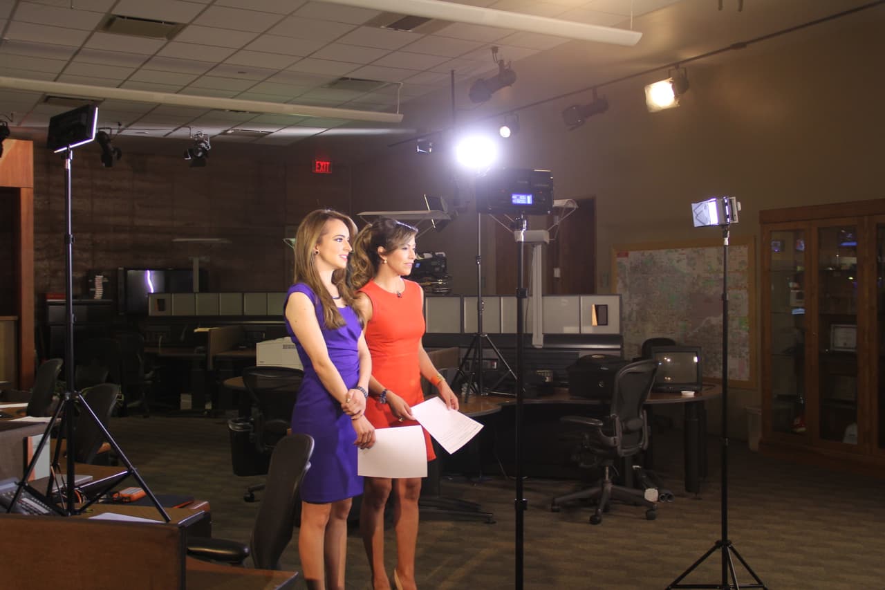 La talentosa y carismática periodista de Univisión, Satcha Pretto, visitó Phoenix para apoyar la campaña multimedia #QuieroAprender de Univisión y el XQ Institute, la cual cuyo propósito es animar a los estudiantes hispanos y a sus familias a exigir educación de excelencia en las escuelas, que prepare a los jóvenes para un futuro de éxito. Durante su visita a Phoenix, Pretto visitó los estudios de Univisión Arizona donde compartió con el equipo de noticias local, incluyendo la presentadora de noticia Heidi Renpenning.