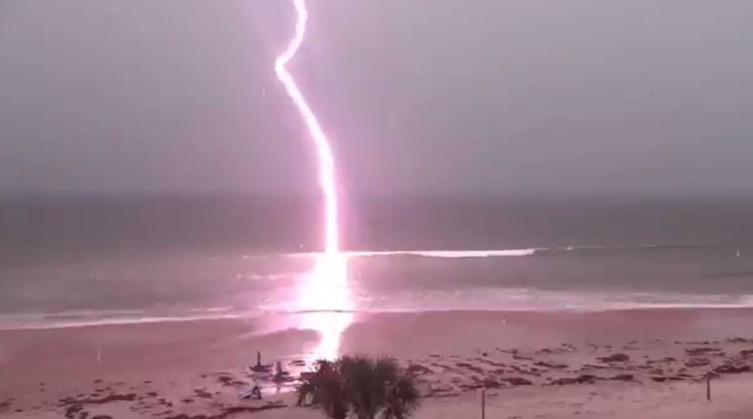 Impresionante vídeo muestra cómo cae un rayo en el mar
