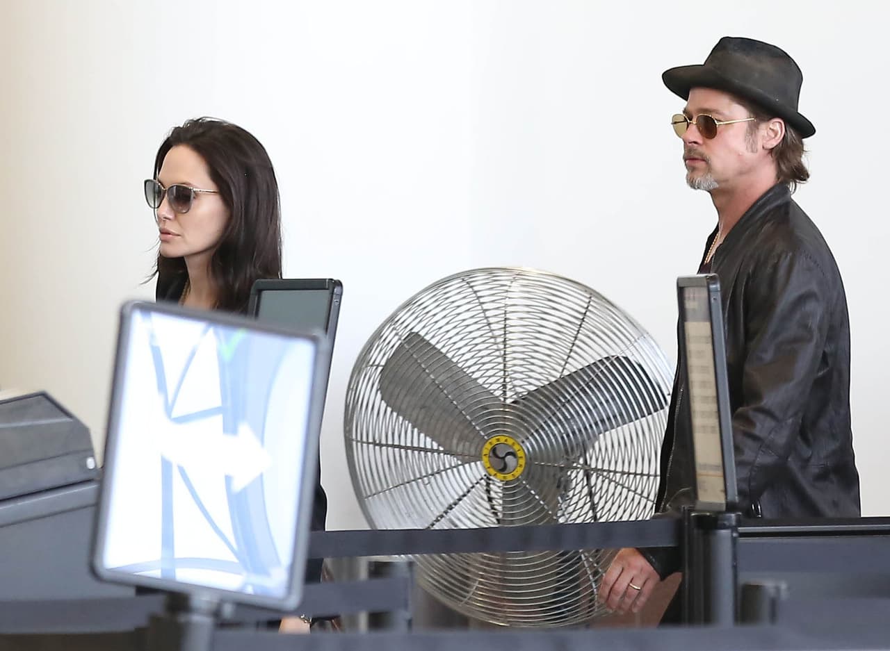 El famoso matrimonio arribó al aeropuerto de Los Ángeles en compañía de todos sus hijos, ¡son una linda familia!