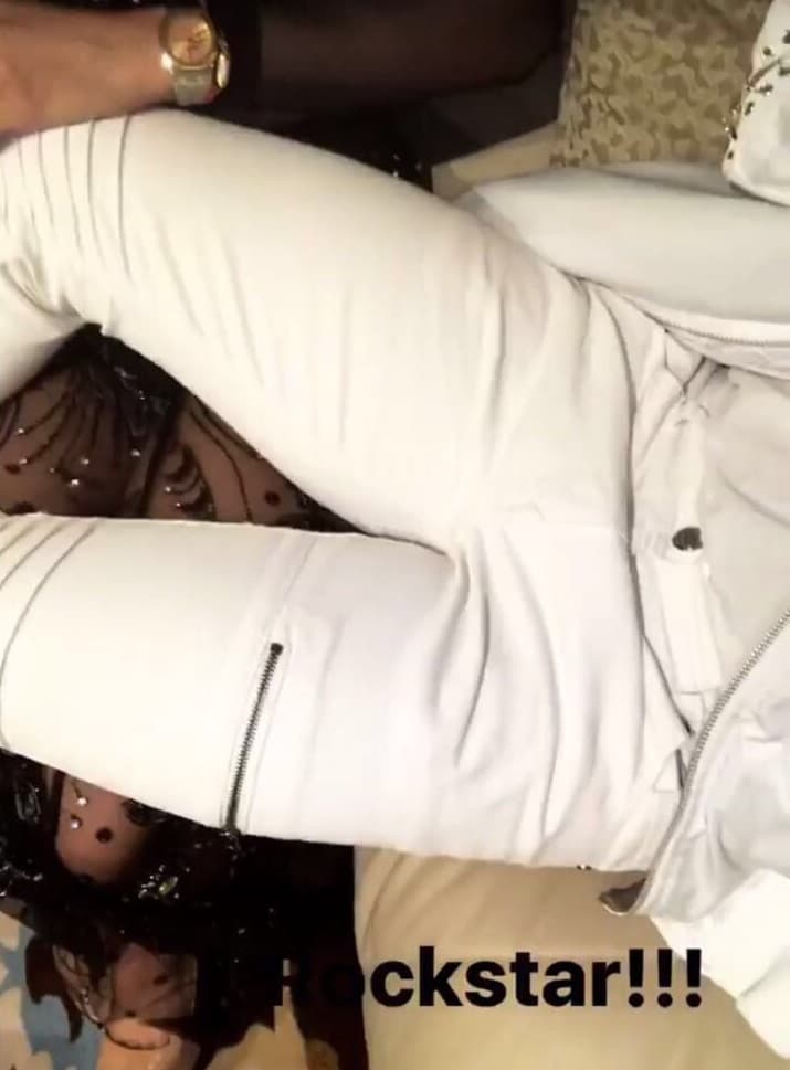 Desde el mismo lugar, el cantante Maluma subió un video a sus Historias de Instagram, donde se ve al colombiano con las piernas encima de una misteriosa mujer que lo acompaña. ¿Será acaso Natalia, la modelo de 'Felices los 4'? Hace unos días Natalia y Maluma estuvieron juntos en la Ciudad de México, durante la gala que ofreció Eva Longoria en honor a las víctimas del sismo del 19 de Septiembre y ahora ambos comparten imágenes desde el mismo lugar.