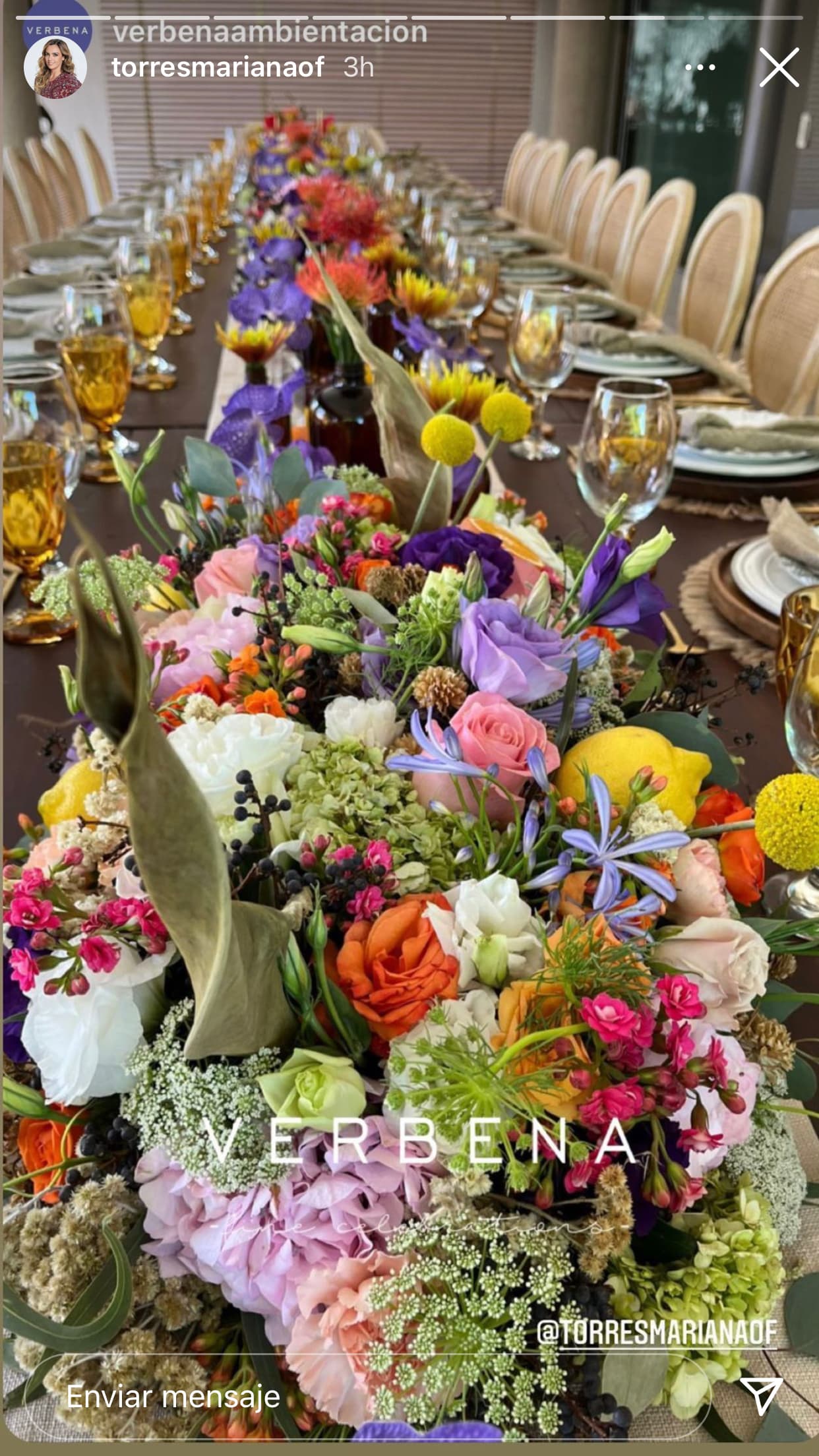 Se observaron algunos de los elegantes detalles de la fiesta, como una mesa larga con arreglos florales y lujosas vajillas. 
<br>