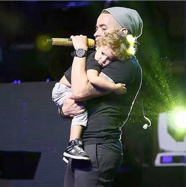 Incluso, ha llevado su amor de padre hasta el escenario.