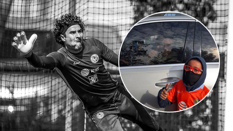 ¡Qué ídolo! Foto de Memo Ochoa con distancia social se hace viral