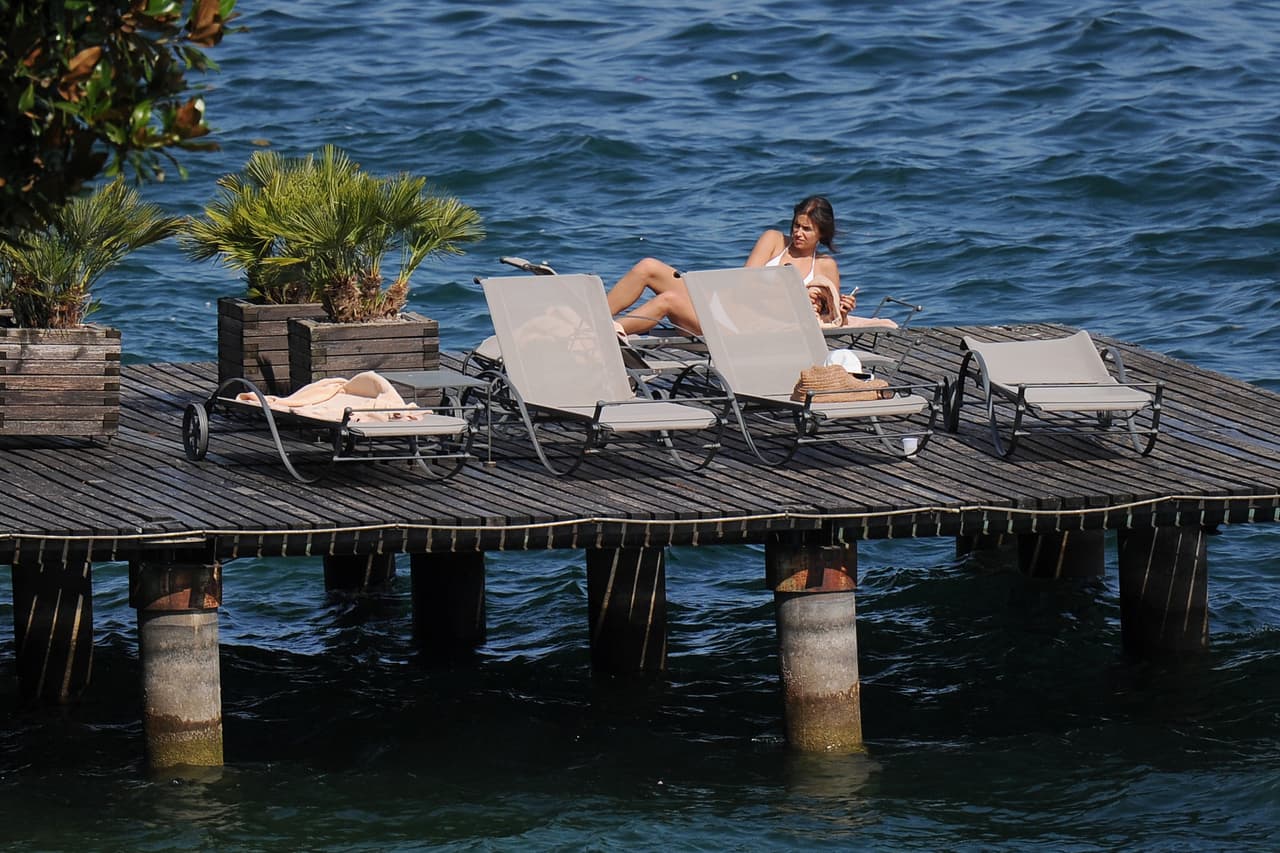 Sin pensarlo dos veces, la modelo se acostó en un camastro para disfrutar de los rayos del sol.