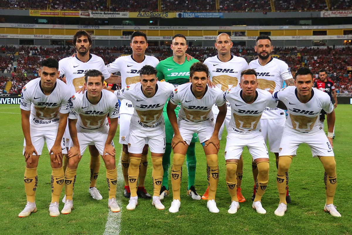 Los jugadores de Pumas UNAM posan antes del inicio del encuentro.