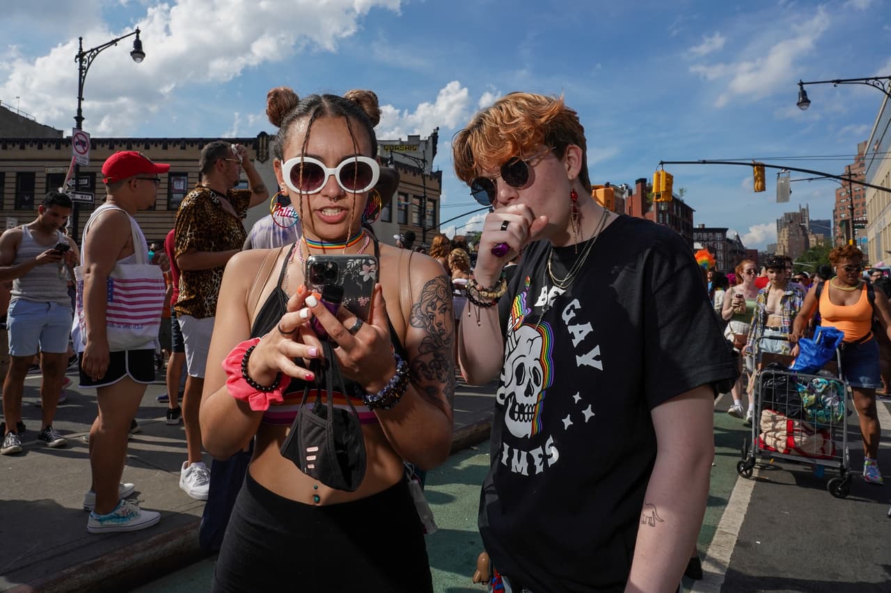 Pero la gente podrá reunirse en persona el domingo por la tarde para el PrideFest, una feria callejera con vendedores, comida y entretenimiento en Manhattan.
