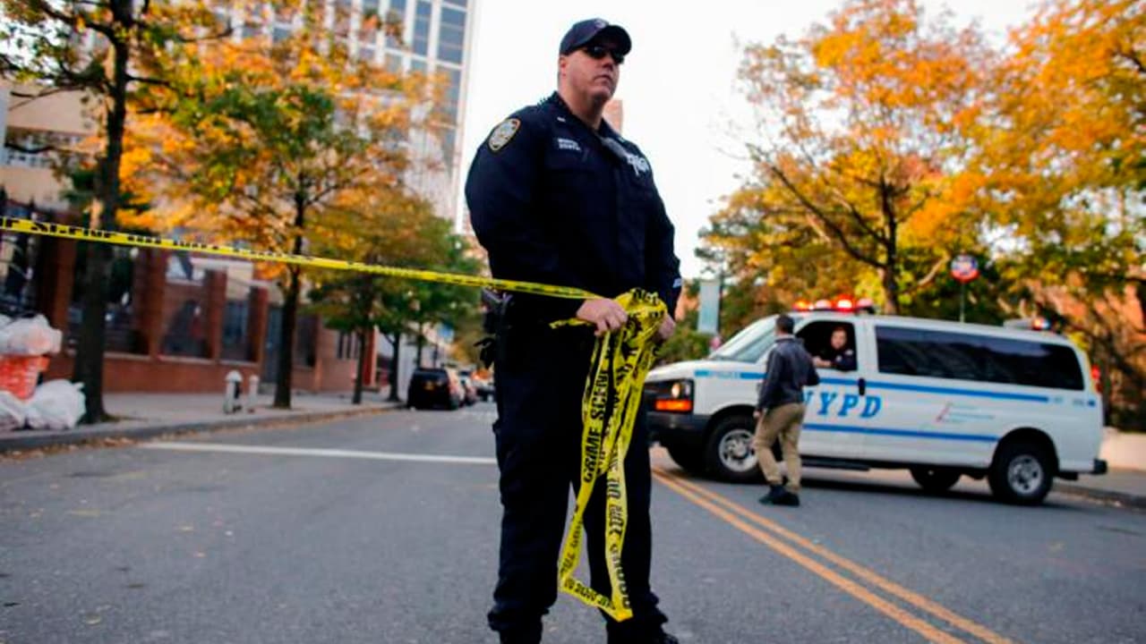 Incidente de violencia doméstica deja un muerto tras tiroteo con policías en Queens.