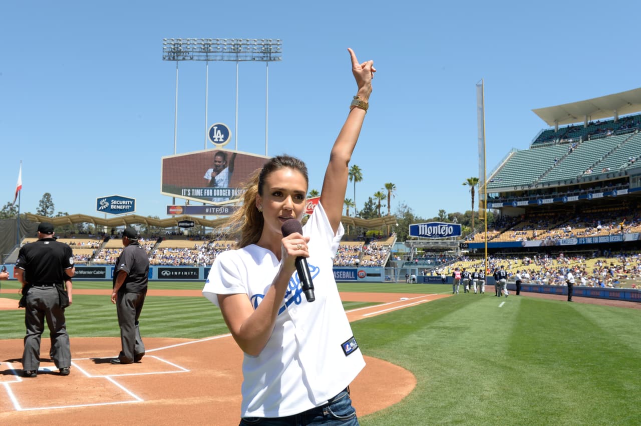 Jessica Alba, además de buena actriz, es súper fan del béisbol y los Dodgers.