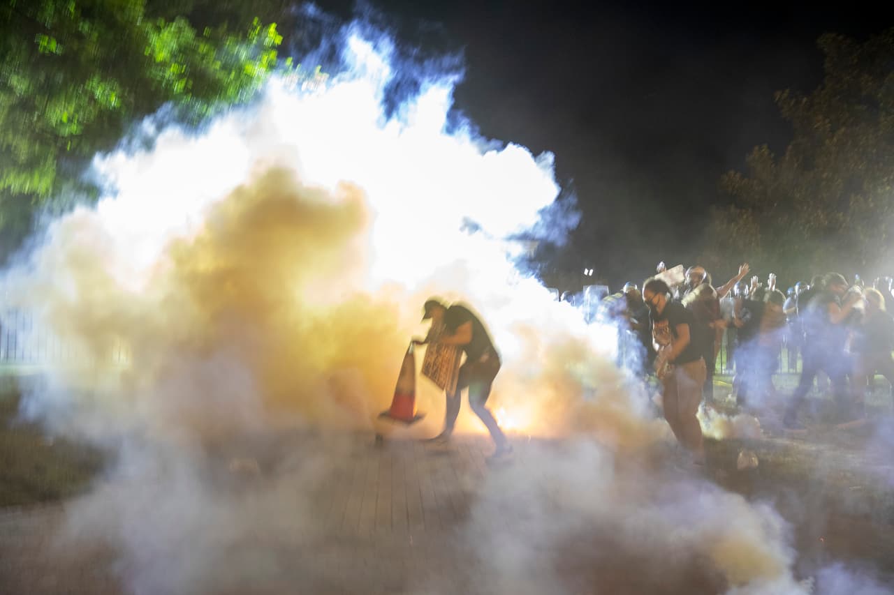La policía de Washington D.C. arrojó gases lacrimógenos contra los manifestantes que emplearon métodos violentos para protestar por la reciente muerte de George Floyd en Minneapolis.