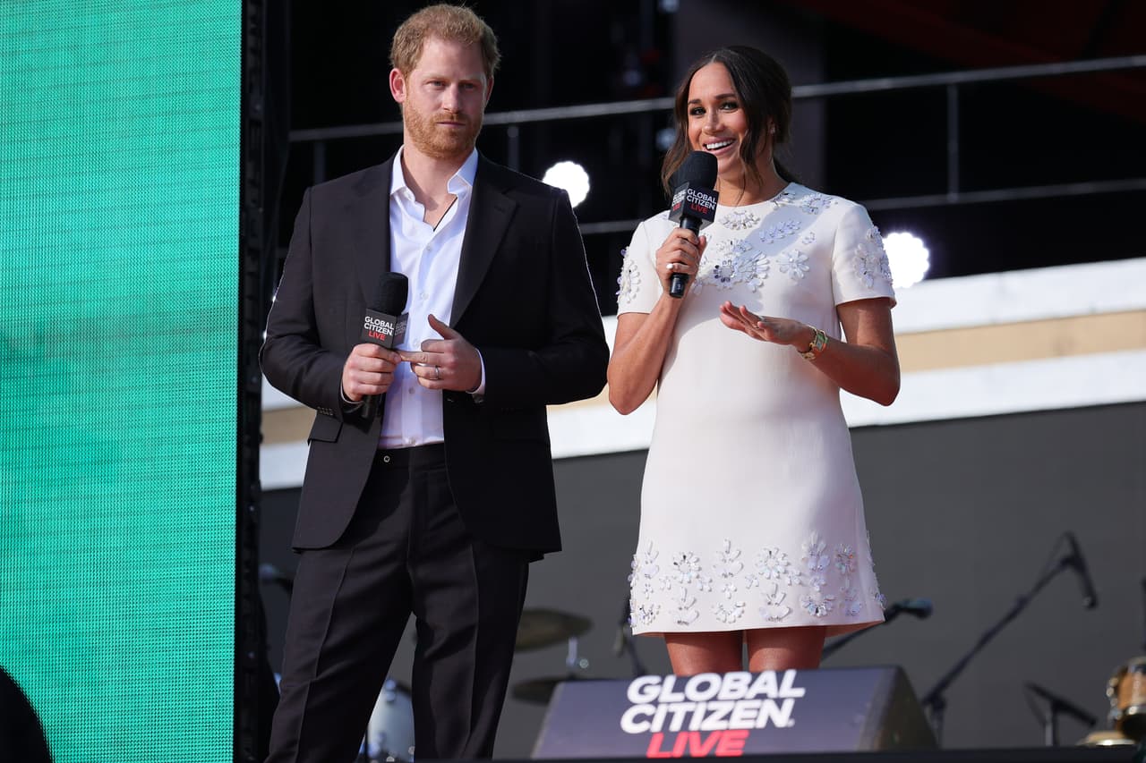 Pero en medio de esa lluvia de 'rockstars', estuvo la esperada aparición de
<b><a href="https://www.univision.com/temas/meghan-markle" target="_blank">Meghan Markle</a></b> y el
<b><a href="https://www.univision.com/temas/principe-harry" target="_blank">príncipe Harry</a></b>, quienes hicieron de su visita a la ciudad de Nueva York
<b> <a href="https://www.univision.com/famosos/principe-harry-pollo-frito-visita-nueva-york-meghan-markle-fotos" target="_blank">su primera aparición pública</a></b> después del nacimiento de su hija Lilibet Diana, quien llegó al mundo en junio pasado.
<br>