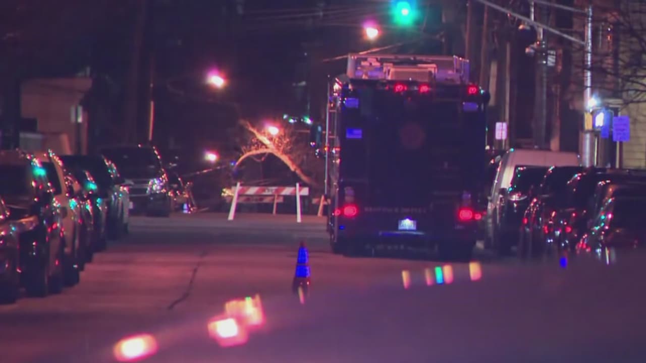 Sospechoso de atacar mortalmente a un hombre con flecha se atrinchera y la casa termina en llamas