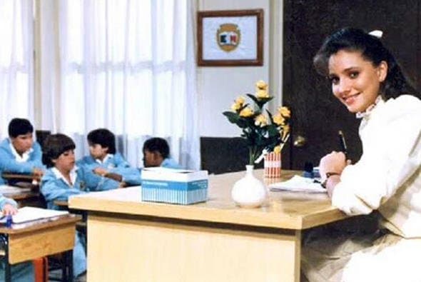 ¿Recuerdas a la maestra 'Ximena'? Claro, ella nos robó el corazón en la telenovela infantil 'Carrusel' en el año 1989, y este tierno personaje era interpretado por la actriz 
<b>Gaby Rivero</b>.