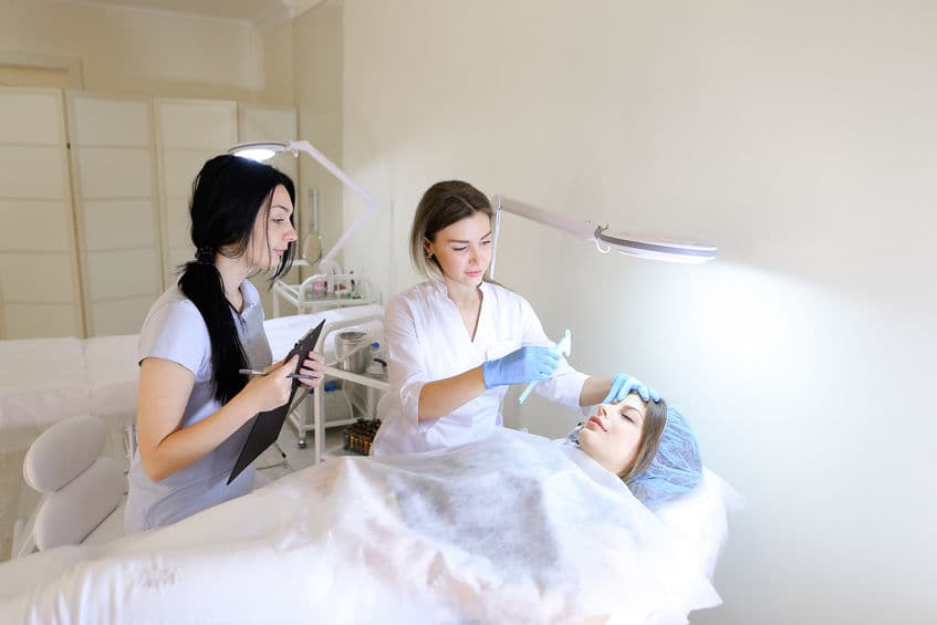 Para realizarse el ‘microblading’ es sumamente importante acudir con profesional que domine la técnica.