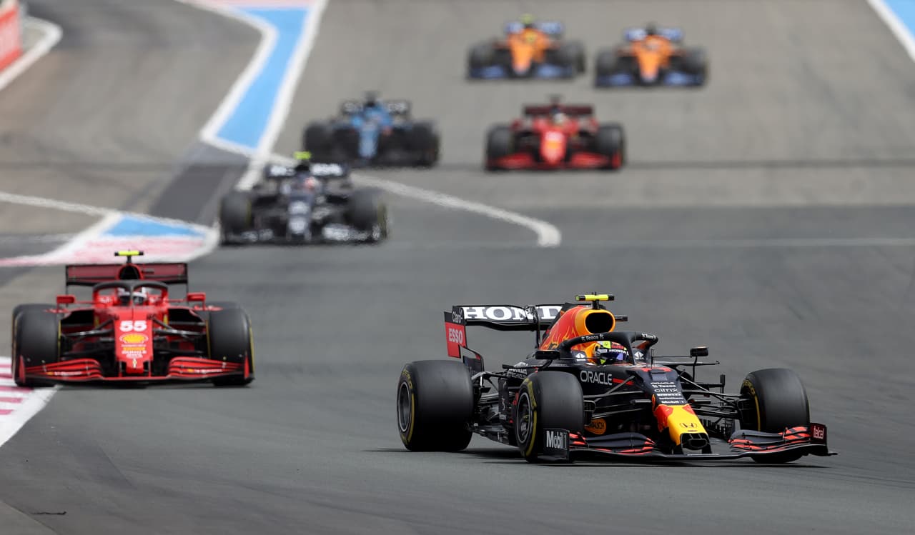 Sergio 'Checo' Pérez logra subir al podio en la Formula 1 junto a su compañero de Red Bull, Max Verstappen, y Lewis Hamilton. El mexicano llegó en tercera posición, mientas que el piloto británico se adjudicó la segunda plaza. El neerlandés fue campeón del Gran Premio de Francia y fue nombrado piloto del día.