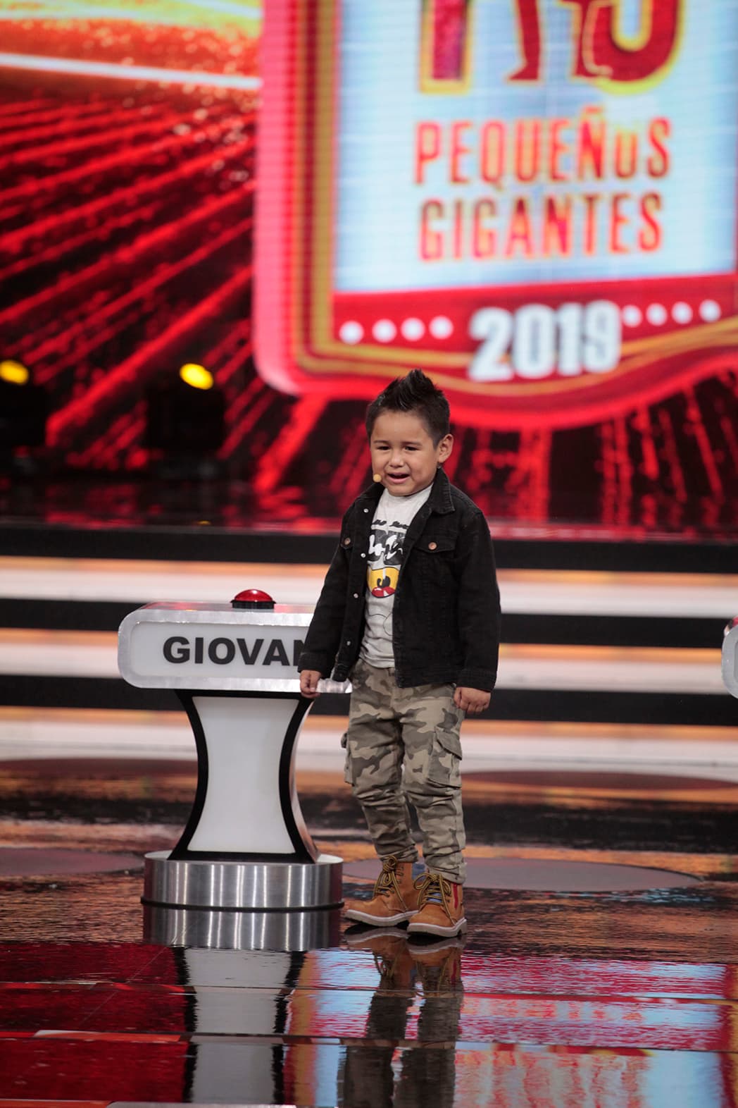La pregunta no había terminado ahí pues Gali se la repitió a 'Beba', quien contestó que Juan Gabriel. Entonces Giovani se soltó: "Yo amo a Juan Gabriel, ademas. Pero Juan Gabriel todavía no se murió, es una mentira. Yo lo vi atrás de la pantalla. Sí es cierto, Gali". El niño se refería al doble de Juanga, Jaime Varela, que cantó 'La frontera' con Kevin.