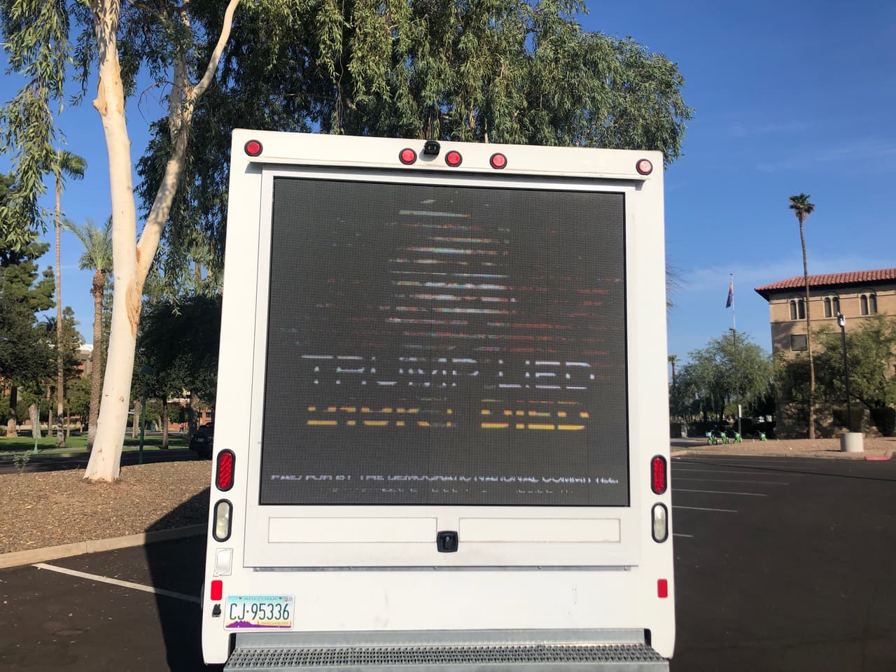 Un camión que es una valla publicitaria electrónica estacionado frente el Capitolio Estatal en Phoenix, expresa su rechazo a la visita de Donald Trump al estado. En el se lee que mintióa los estadounidenses.