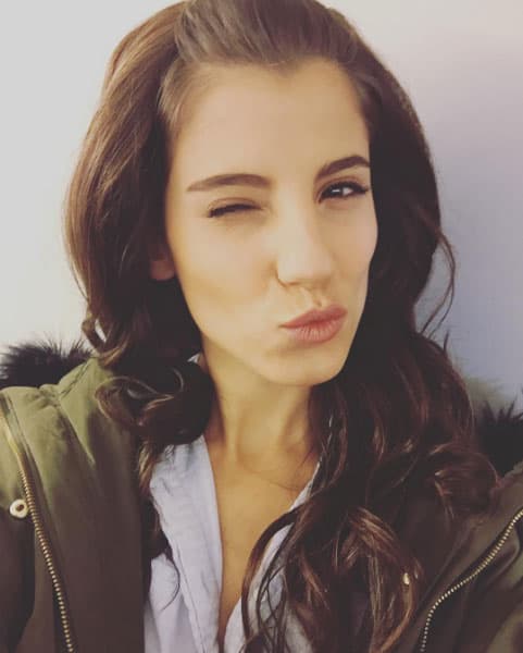 Ella es 
<b>Anna</b>, su gemela. ¿A poco no son idénticas?