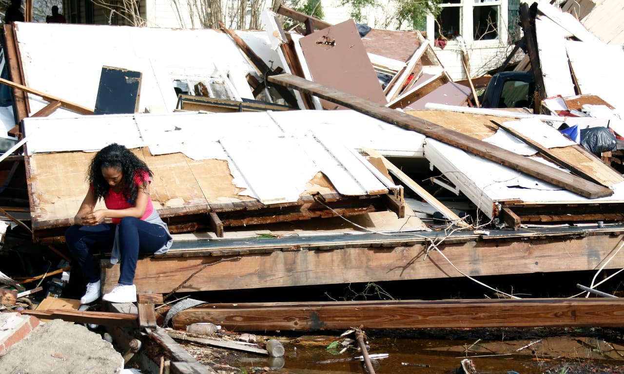 Shanise McMorris se sienta en su casa destruida tras el tornado que sacudióla ciudad.