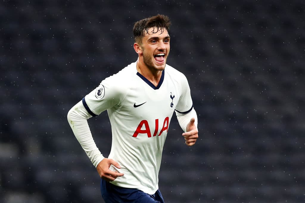 Troy Parrott, Tottenham Hotspur. Este jugador centrocampista de 17 años podrá ver su oportunidad en estos días, pues Pochettino ha considerado darle una oportunidad a este joven.