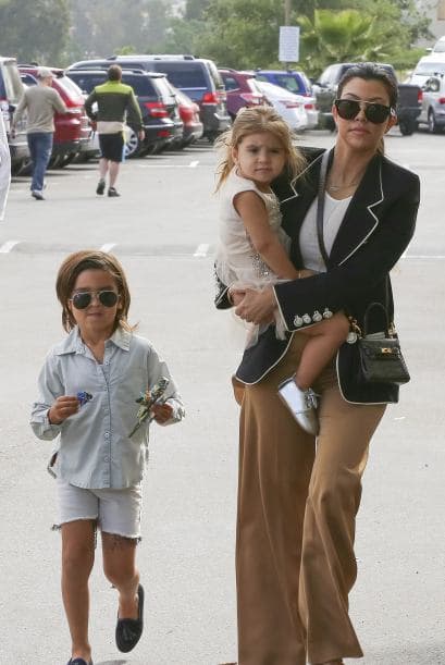 “Simplemente
<b> ustedes tienen valores diferentes a los míos</b>. Yo elegí ser la madre de tres hijos. No estoy aquí buscando otro trabajo. Trabajo suficiente, más de lo que quisiera. Lo que 
<b>es natural para mí es ser mamá</b>”, ripostó Kourtney.