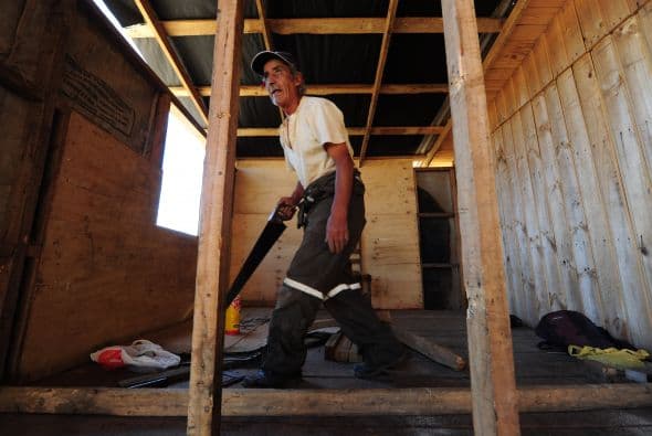 Nicolás Valenzuela, de la ONG Reconstruye, dijo que el proyecto de reconstrucción se basó en los hogares pero que la “reconstrucción es mucho más que la casa, es restitución de bases productivas para entregar empleo… ¿Qué sacan teniendo donde vivir si no tienes trabajo?”.