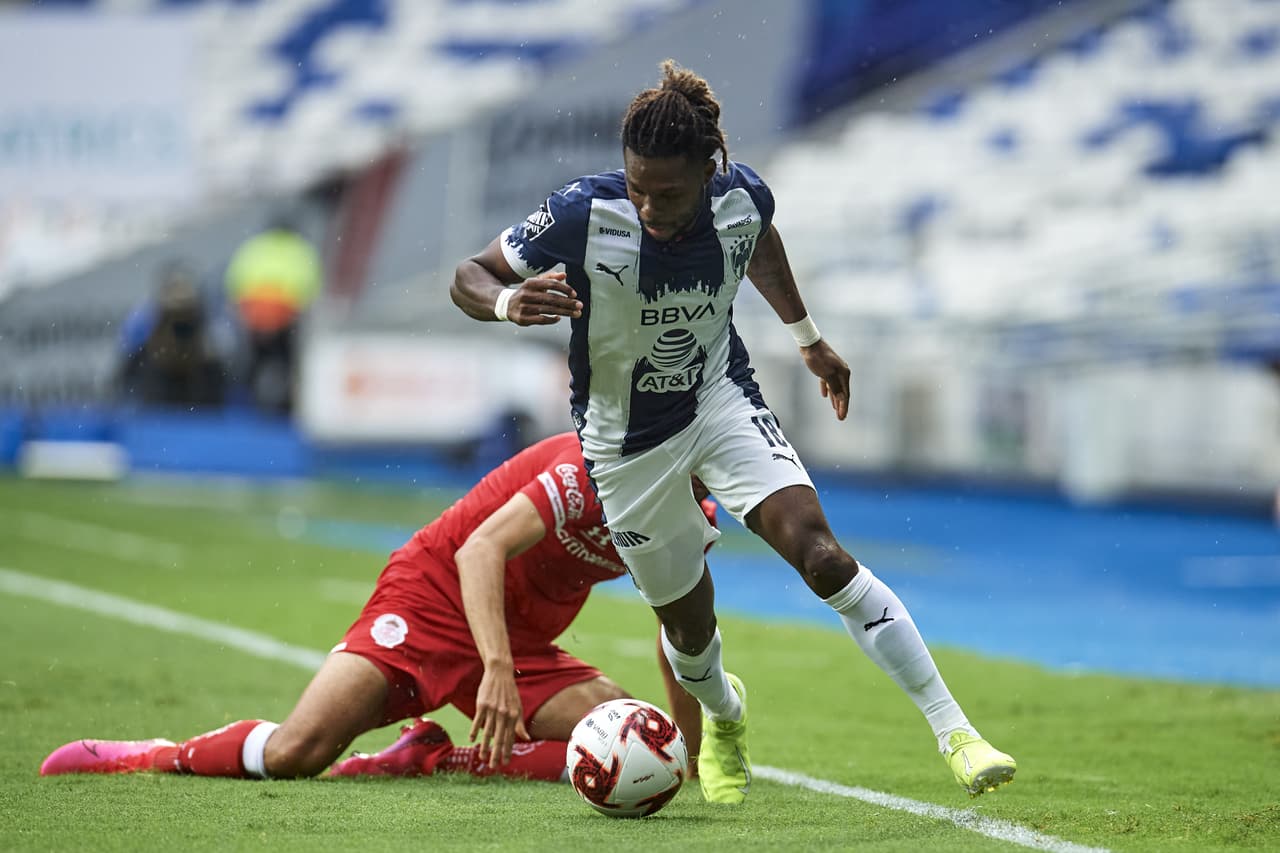 El partido empieza a mancharse un poco y rápidamente aparecen las tarjetas en ambos equipos.
<br>