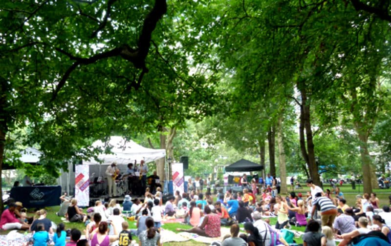 Conciertos para niños: bandas llenas de instrumentos y cantantes se toman los parques y plazas para ofrecer conciertos diurnos para que los pequeños salten, bailen y canten.