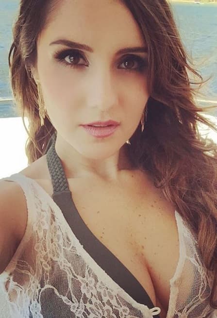 Dulce María es otra guapa mujer que luce muy bien los escotes, en sus redes da muestra de ello.