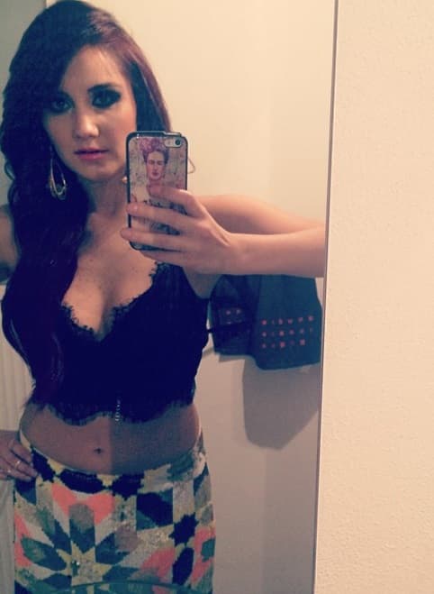 Cuando quiere sorprender hasta se toma selfies.