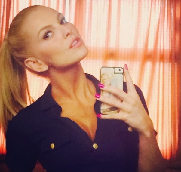 Y hasta para lucir elegante, Marjorie no se olvida de un buen escote.