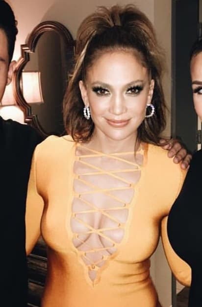 Pero no ha sido todo, porque Jenni presumió este otro escote hace varias semanas, y vaya que puso de cabeza a todos sus admiradores. ¿Qué otras nominadas se destaparon?