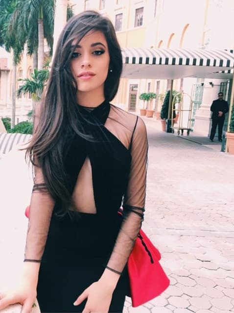 Muy casual, pero con un toque de elegancia, siempre sabe como lucir bellísima.