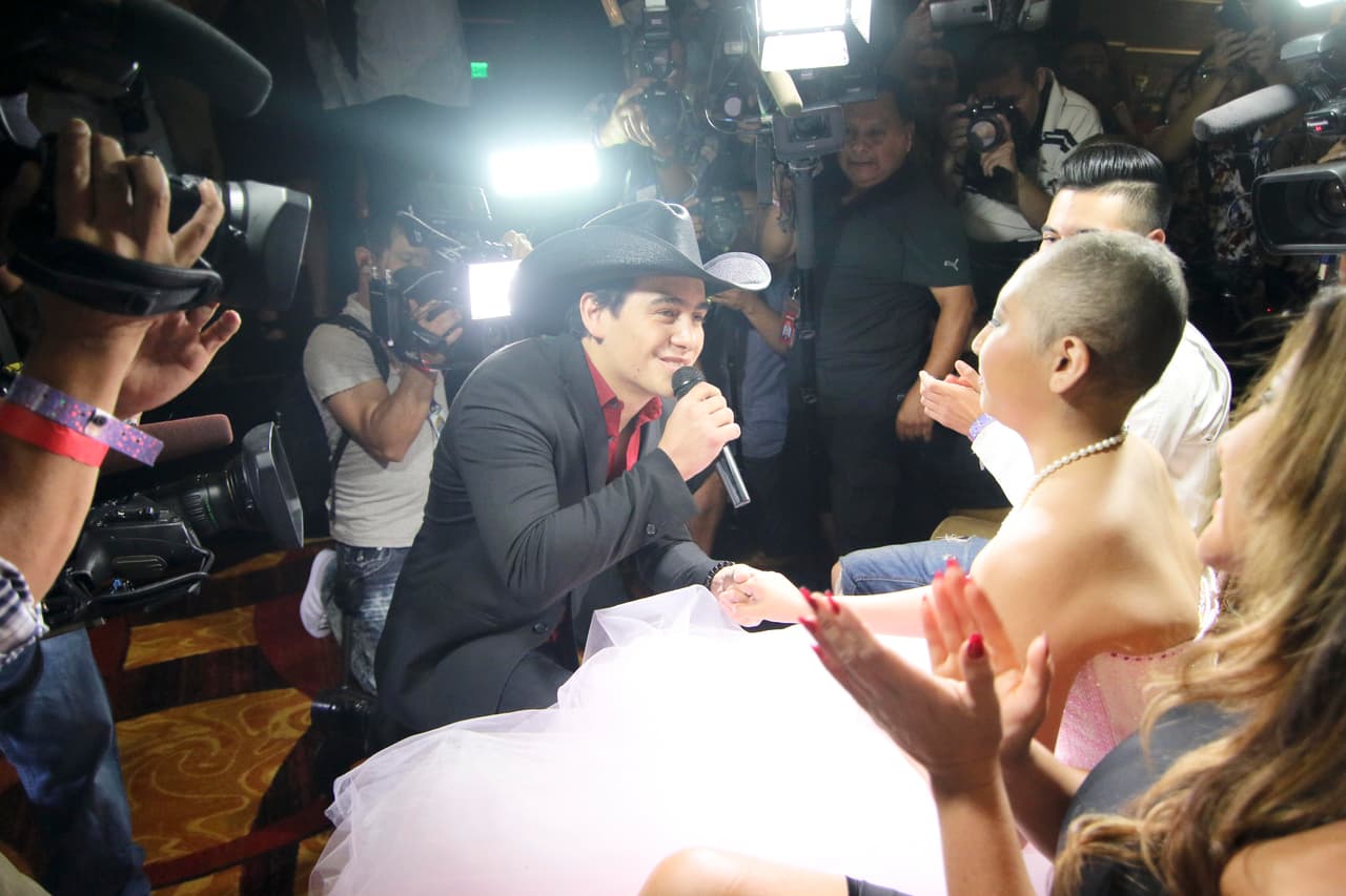 Además de bailar con ella, ¡también le cantó!