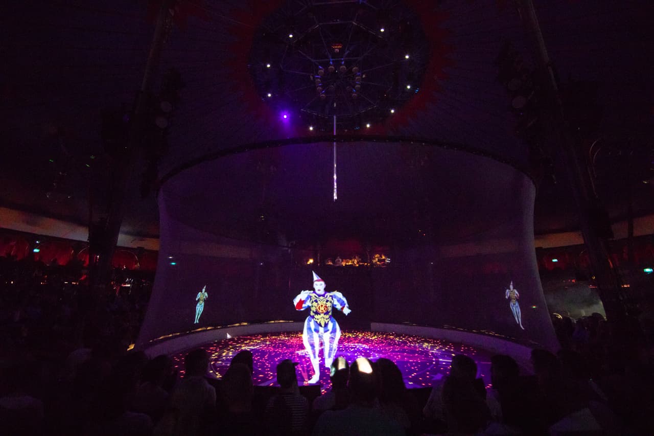 El circo, que además muestra hologramas de payasos, globos y juegos de luces, creó la infraestructura técnica para hacer estas proyecciones en alta calidad y contrató a un equipo de 15 diseñadores e ingenieros de software que renuevan el contenido regularmente.