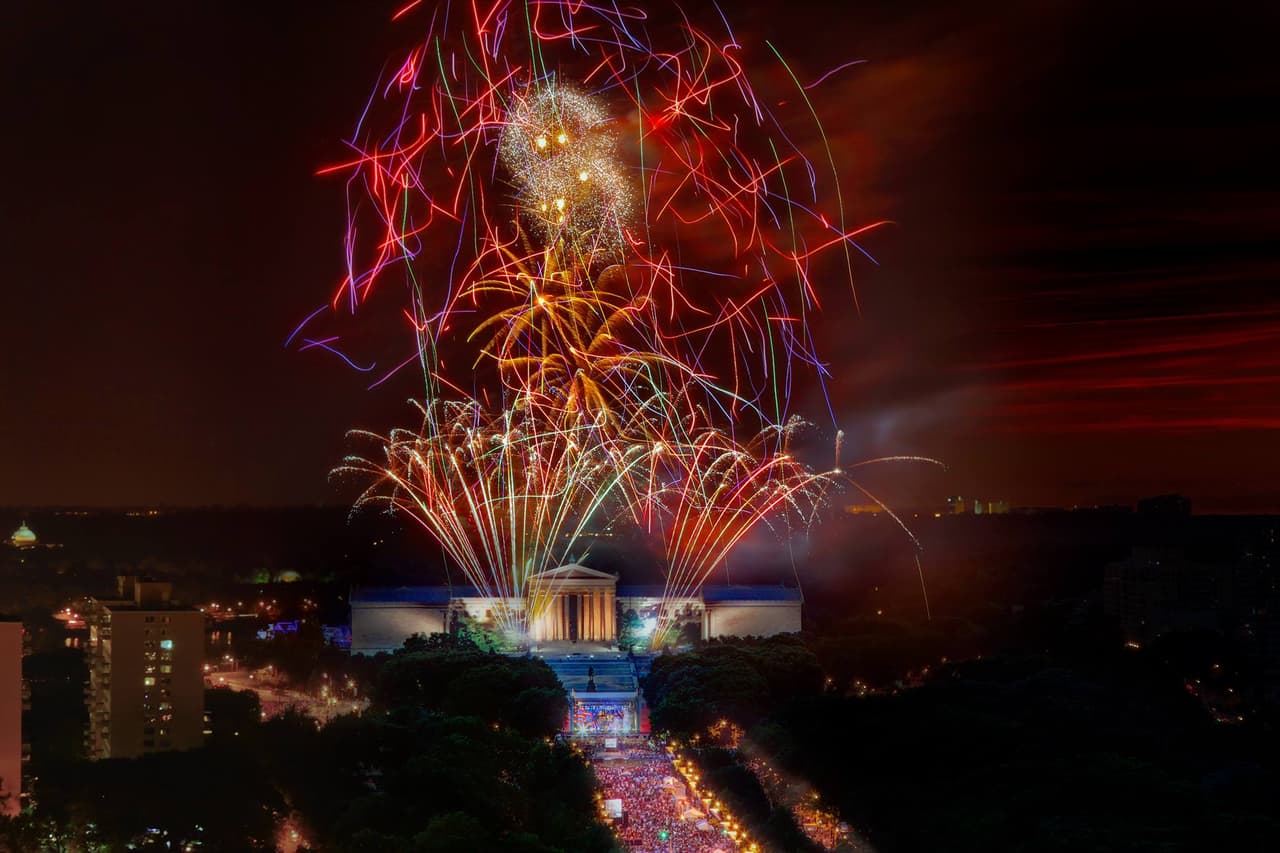 <b><a href="https://welcomeamerica.com/event/party-on-the-parkway/">Party on the Parkway & July 4th Concert and Fireworks (4 de julio)</a></b>. Wawa Welcome America culmina con una fiesta gigante gratuita para todos en Benjamin Franklin Parkway a partir del mediodía del 4 de julio de 2022. Un concierto lleno de energía a las 7 p.m. y que culmina con un espectáculo de fuegos artificiales sobre el Museo de Arte de Filadelfia a las 9:45 p.m.