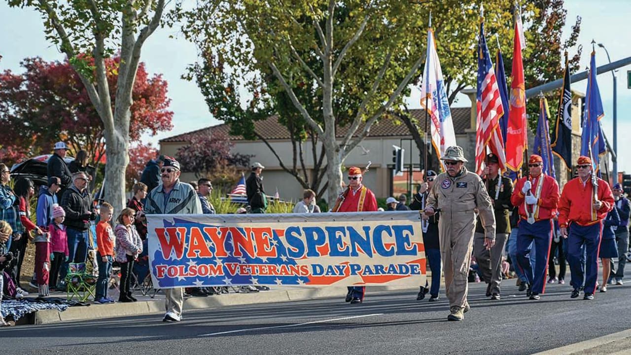 <b>Desfile Wayne Spence en Folsom</b>
<br> • 
<b>Lugar:</b> La ruta inicia en el estacionamiento de Target en East Bidwell Street, continuando por Natoma Street, concluyendo en el parque City Lions.
<br> • 
<b>Horario:</b> Lunes 11 de noviembre, desde las 9:00 a.m.
<br> • 
<b>Actividades:</b> Con más de 2,000 participantes, el desfile incluye carros antiguos, carrozas, jinetes y grupos comunitarios. Finaliza con una ceremonia en el Memorial de Veteranos en el parque.