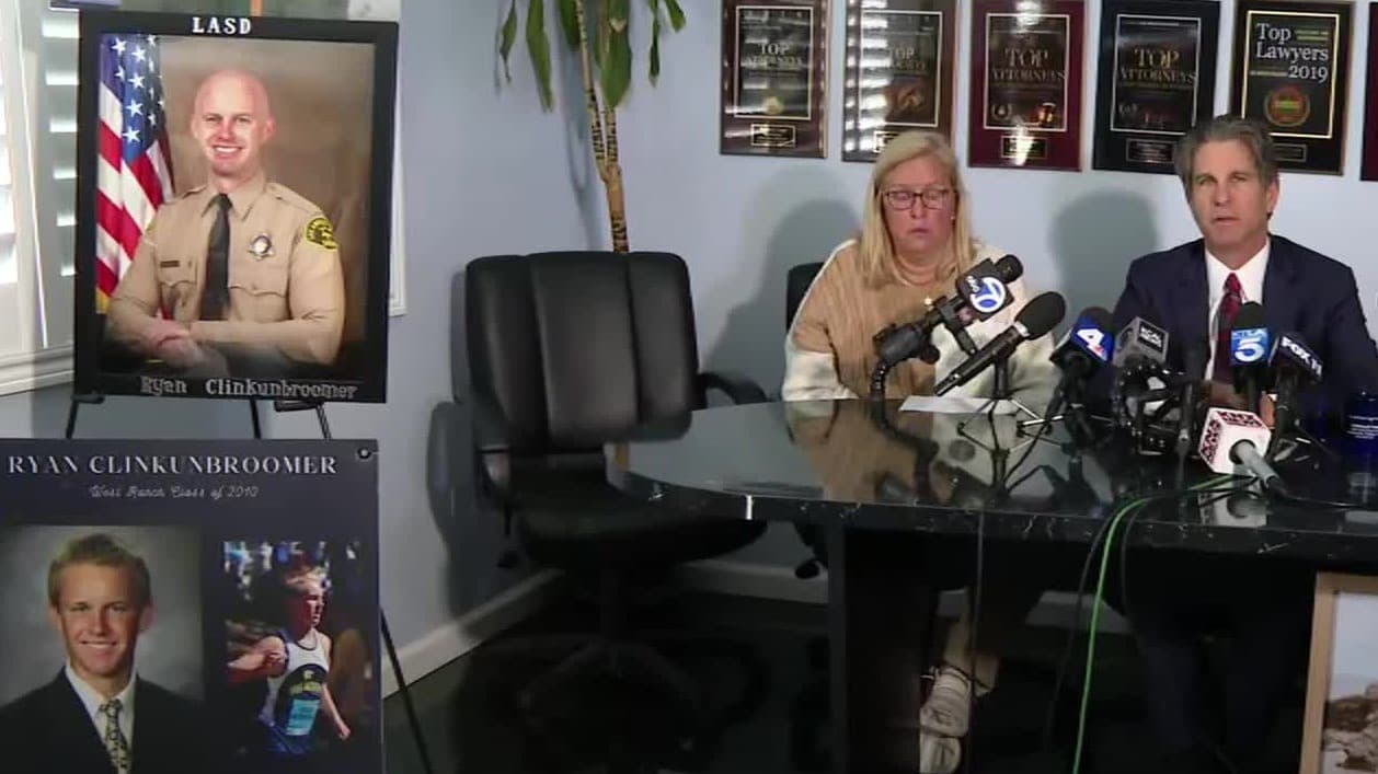 El 
<b><a href="https://www.univision.com/local/los-angeles-kmex/asesinato-tiroteo-oficial-ryan-clinkunbroomer-sheriff-condado-los-angeles" target="_blank">agente del Alguacil de Los Ángeles Ryan Clinkunbroomer</a></b> tenía 30 años y planes de matrimonio cuando fue 
<b>tiroteado de muerte</b>, el pasado 16 de septiembre, 
<b>en Palmdale</b>. A más de dos meses, sus padres y su abogado informaron este martes que demandan al Departamento del Sheriff y a otros funcionarios del condado de Los Ángeles, por 
<b>$20 millones</b>.