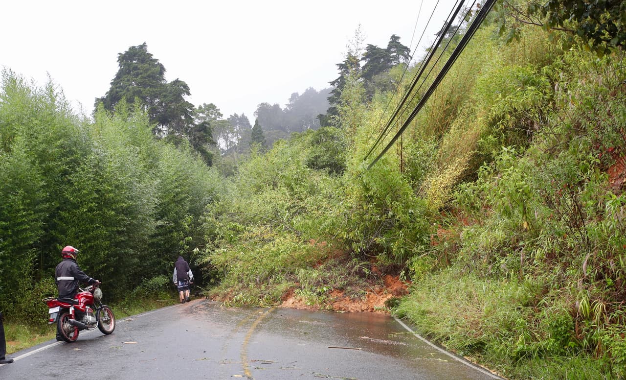 "¡Protéjase y proteja a su familia! Nosotros hacemos nuestro trabajo de atención y protección a ciudadanía y comunidades", pidió el presidente de Costa Rica, Luis Guillermo Solís. No se ha decretado un toque de queda, pero sí se ha pedido a la población mantenerse a salvo en sus hogares o en albergues y no estar circulando innecesariamente.