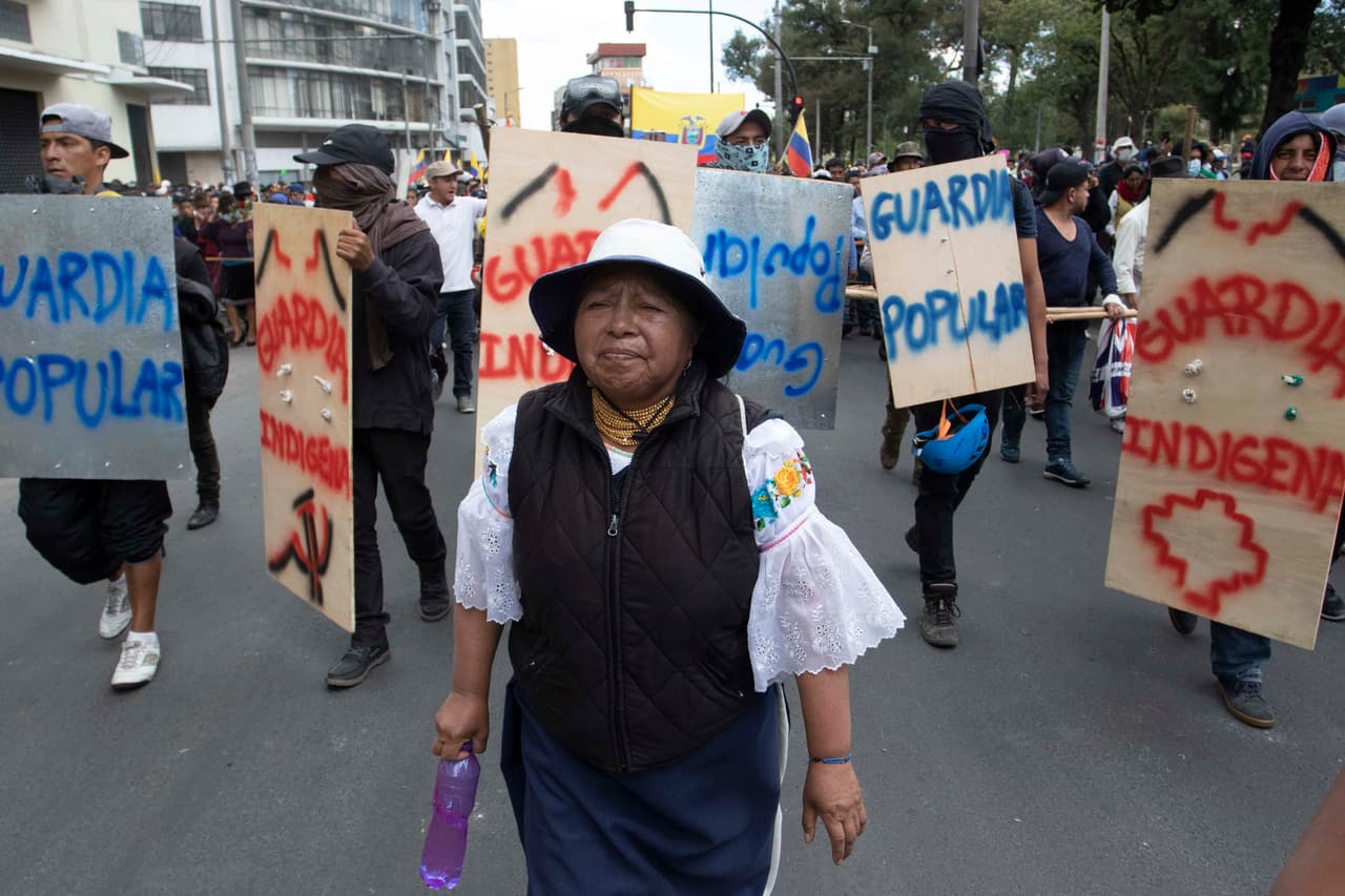 Un miembro de una comunidad indígena se une a los manifestantes cerca del Palacio Presidencial de Carondelet durante las protestas contra el fin de los subsidios a la gasolina y el diesel anunciados por el presidente Lenin Moreno.