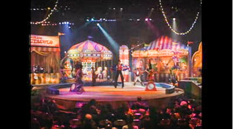 La complejidad de los escenarios iba en aumento con cada año. En 1995 la escenografía de Premio Lo Nuestro tuvo como temática el circo. Para dar por iniciada la entrega, bailarines y malabaristas hicieron una presentación de bienvenida.