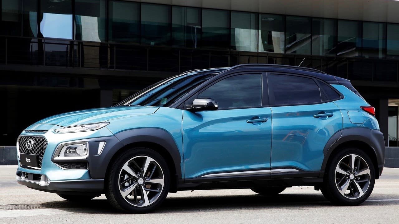 A mediados de la década Hyundai comenzó a sufrir los efectos de un nuevo lenguaje de diseño que no tuvo el éxito esperado. Los atrevidos diseños de finales de la década pasada fueron progresivamente reemplazados por 
<b>diseños más conservadores</b>, más apegados a los gustos del público surcoreano. Los nuevos diseños no fueron bien recibidos a nivel mundial, especialmente en Estados Unidos donde en 2017 las ventas a particulares sufrieron al punto de que Hyundai Motor America despidió a su jefe ejecutivo y vio la defección de su jefe de ventas. Para hacer la situación más singular aún, Hyundai debe enfrentar una fiera competencia de parte de Kia, su exitosa hermana corporativa.
<br>
<br>En la imagen: 
<b>Hyundai Kona 2018</b>