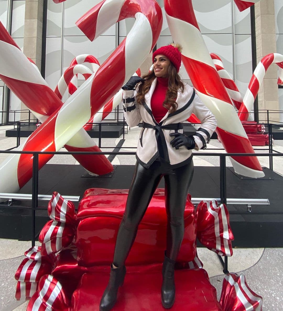 Y aunque la celebración cambia por el coronavirus, los actos pueden ser presenciados y disfrutados 
<a href="https://www.univision.com/shows/despierta-america/todo-el-mundo-esta-invitado-asi-se-prepara-rockefeller-center-para-encender-el-arbol-virtual-video">de manera virtual</a>.