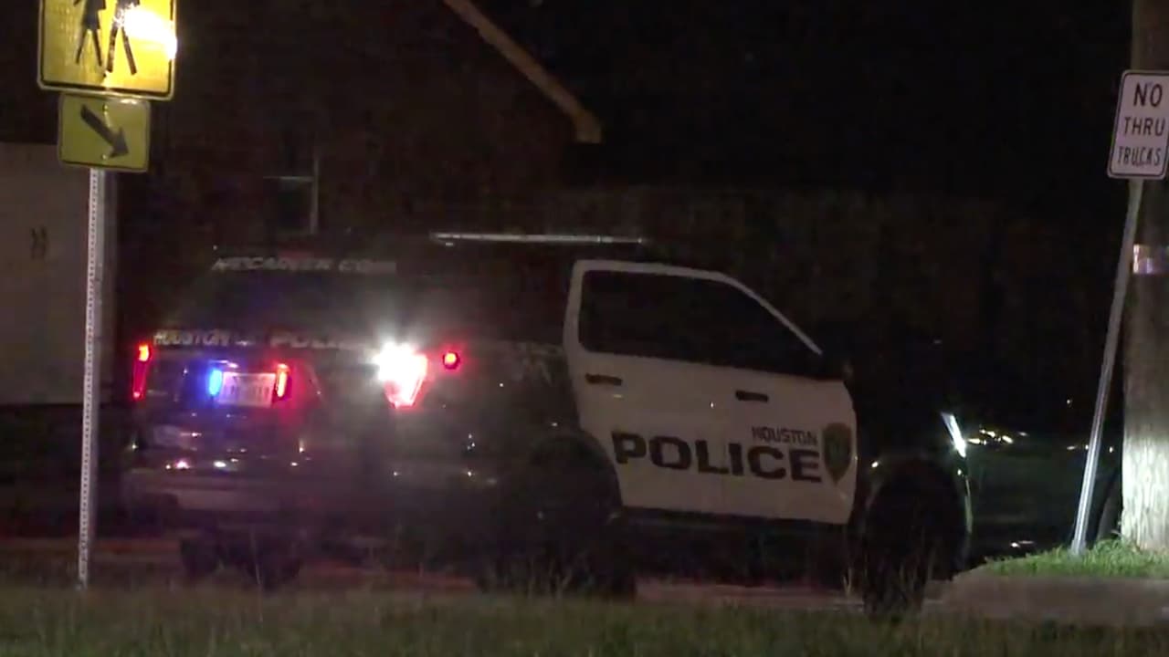 Los hechos ocurrieron el domingo 19 de septiembre, en la cuadra 
<b><a href="https://www.google.com/search?q=11800+Chimney+Rock+Road&rlz=1C5GCEM_enUS907US907&tbm=lcl&sxsrf=AOaemvLLme3qZvvLE5zVANrM7x4XhG-UkA%3A1632227117305&ei=Lc9JYcmHErDRwbkPmoyF2Ak&oq=11800+Chimney+Rock+Road&gs_l=psy-ab.3..38.9780.10179.0.10451.3.3.0.0.0.0.109.319.0j3.3.0....0...1c.1.64.psy-ab..0.3.318...35i304i39k1j33i10k1.0.hEabPjaDIA8" target="_blank">11800 de Chimney Roak Road</a></b> alrededor de las 2:30 am.