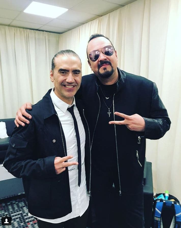 Pepe y
<b> <a href="https://www.univision.com/especiales/premio-lo-nuestro/presentacion-exclusiva-daddy-yankee-interpreta-dura-por-primera-vez-en-vivo-en-premio-lo-nuestro-video">Alejandro Fernández</a> </b>se toparon poco antes de subir al escenario de Premio Lo Nuestro 2018.